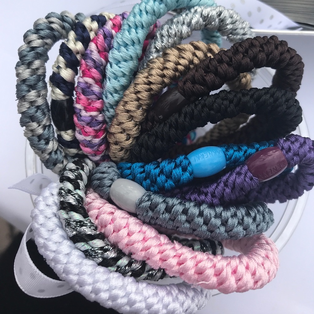 15 assorted elastics